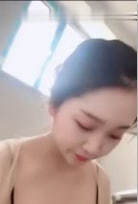 20岁超正嫩妻外出大胆晒奶，回家换上丝袜诱惑足交，爽到极致！